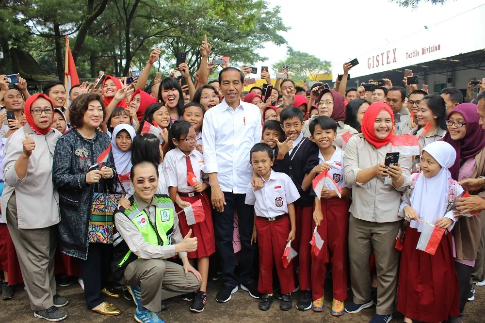 President Joko Widodo visiting GISTEX and Bimasena Elementary School students